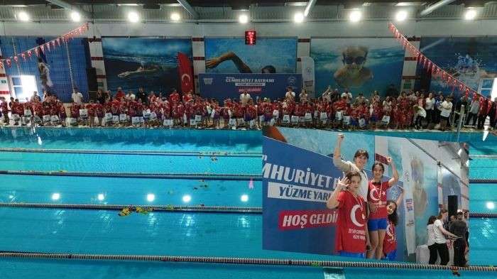 Arnavutköy’de 29 Ekim Cumhuriyet Kupası Yüzme Yarışması Heyecanı Yaşandı