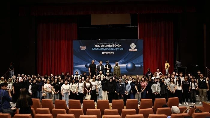  Arnavutk&ouml;y&rsquo;de YKS&rsquo;ye Hazırlanan Gen&ccedil;lere B&uuml;y&uuml;k Motivasyon Desteği