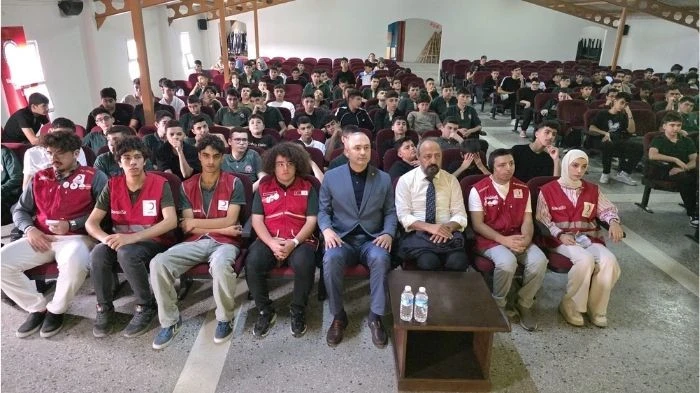 Gençler Kızılay Gönüllüsü Oluyor