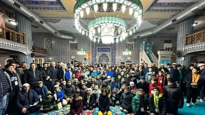 Gen&ccedil;ler Sabah Namazında Camiileri Doldurmaya Devam Ediyor 