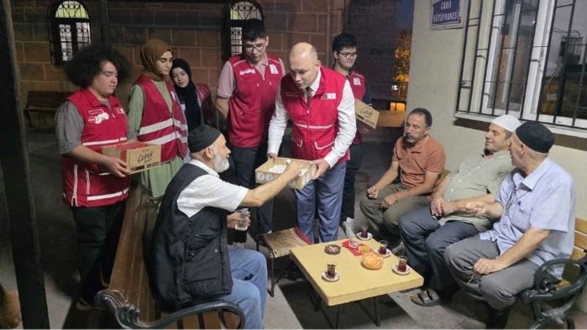 Kızılay Mevlid Kandili'nde İkramda Bulundu