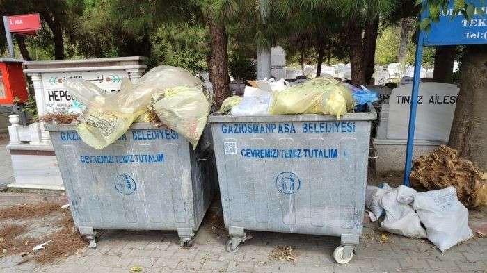 Mezarlıktaki çöpler çirkin duruyor.