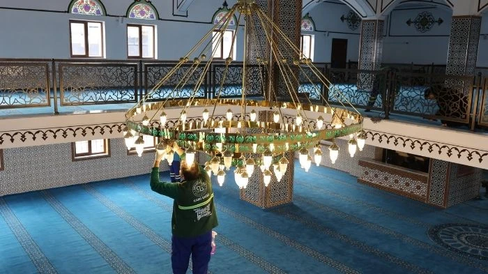 Ramazan Ayı &Ouml;ncesi Arnavutk&ouml;y&rsquo;de Camiler G&uuml;l Suyu ile Temizleniyor