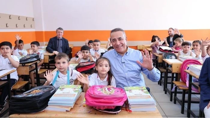 Sultangazi Belediyesi’nden 1. Sınıf Öğrencilerine Destek! 15 Bin Öğrenciye Çanta ve Kırtasiye Seti